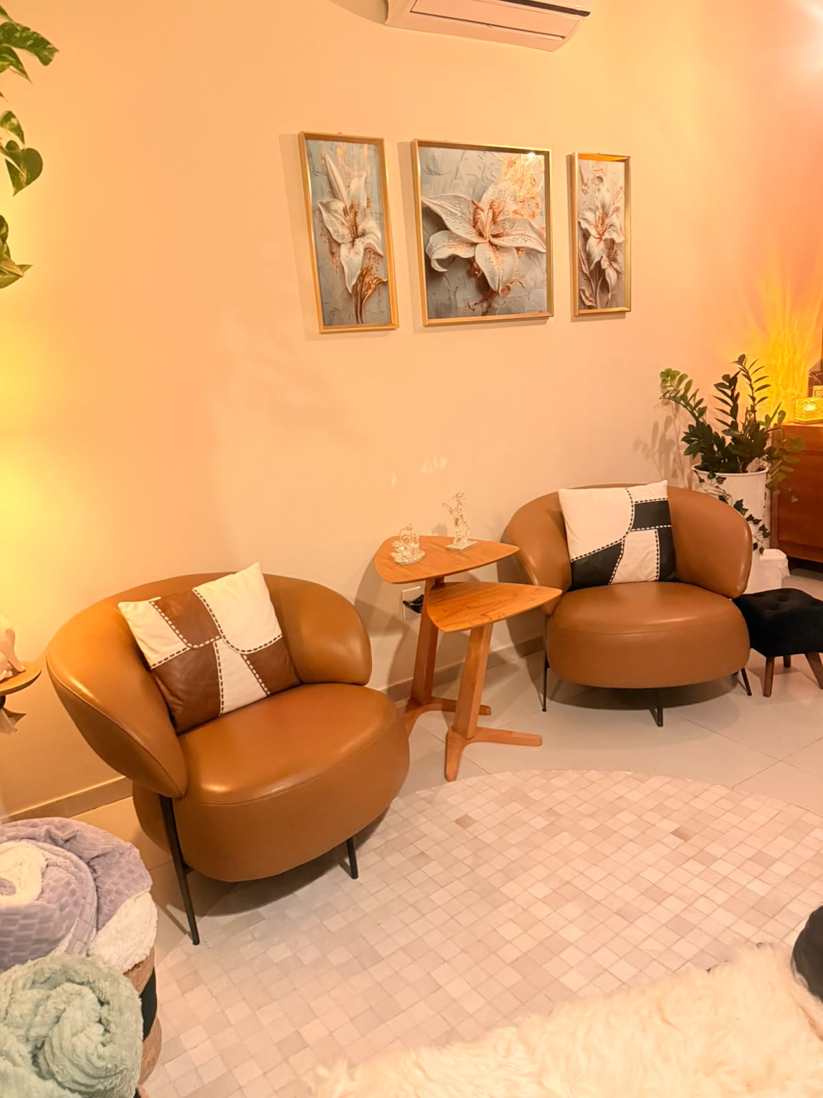 Sala de atendimento com poltronas e iluminação acolhedora